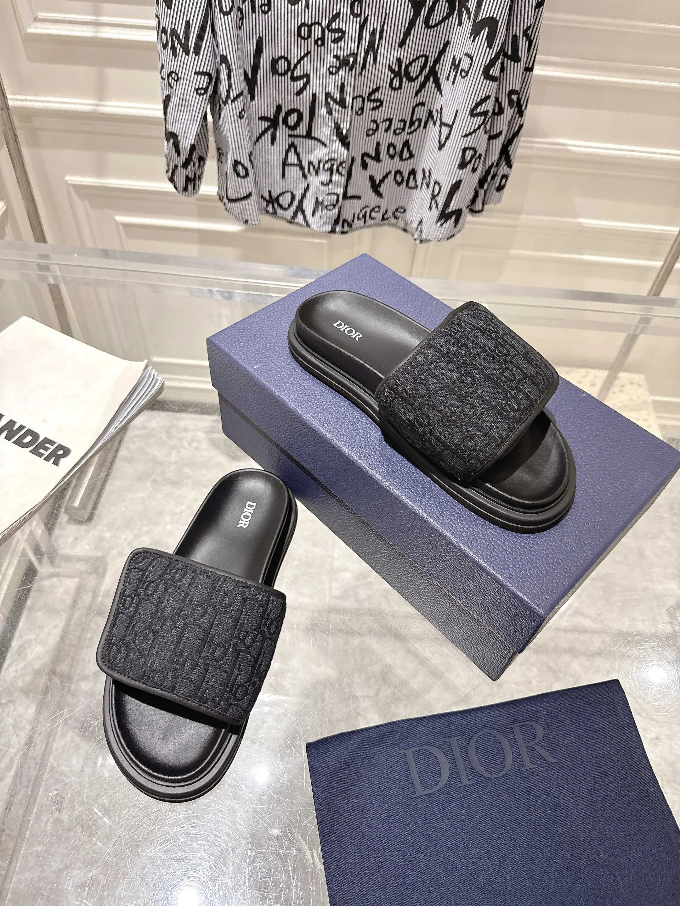 👟👟Ex-factory price 420👟👟 #Men's top version 𝐃𝐈𝐎𝐑# Dior's new men's summer slippers 🔥Purchase the original development Alias ​​sandals are new products in 2024. They are a leisurely and exquisite work. The upper is made of imported denim ➕ calfskin 🔥 Original molded rubber outsole provides the best comfort 🔥 ✔️Size: #38-46